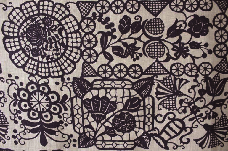 LINNETリネンプリント <br />
        ルーマニアのテーブル　ナツメグ